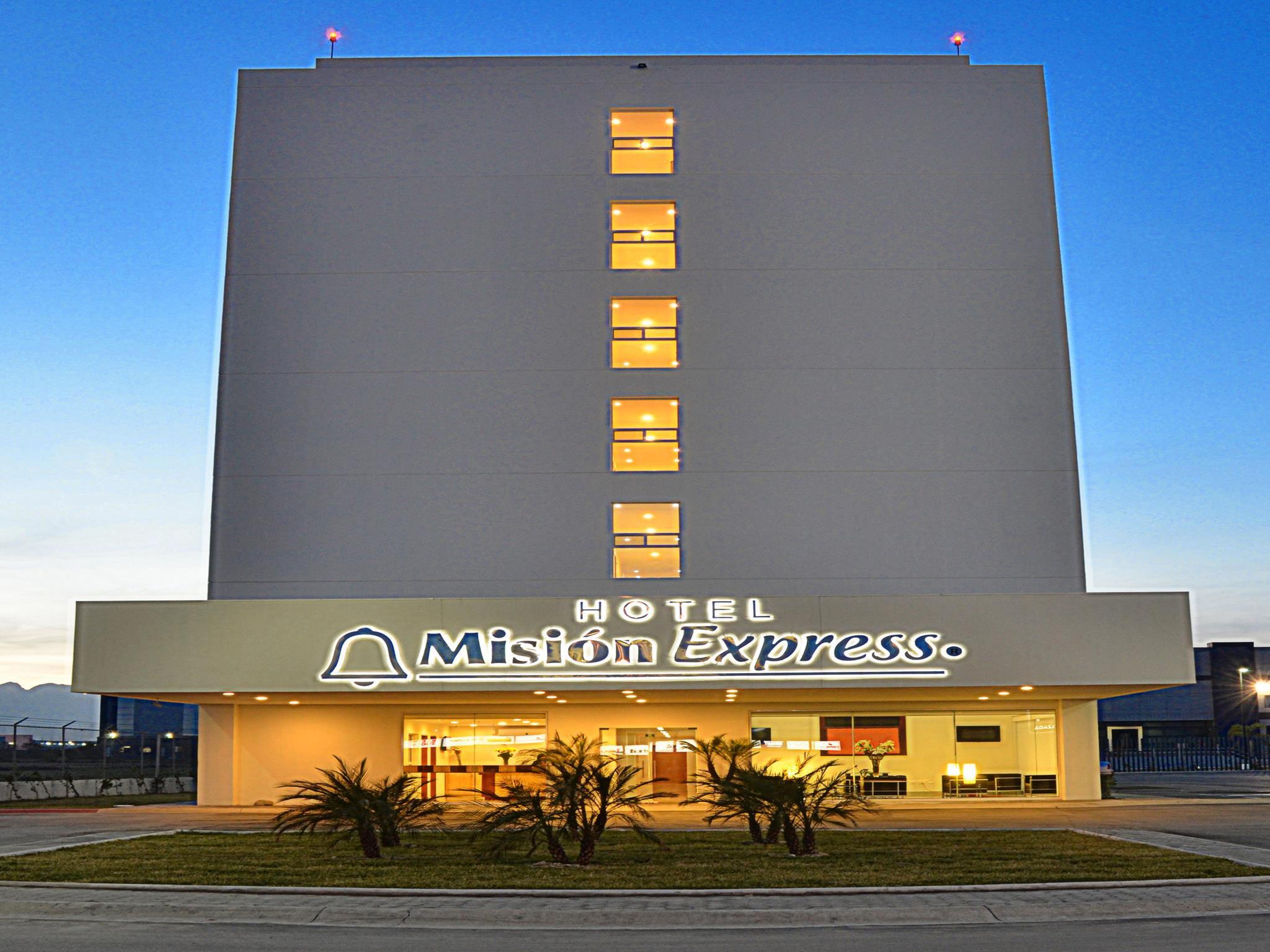 มิซิออน เอ็กซ์เพรส มอนเทอร์เรย์ แอโรปวยร์โต ลา เฟ Hotel อโปดาคา ภายนอก รูปภาพ